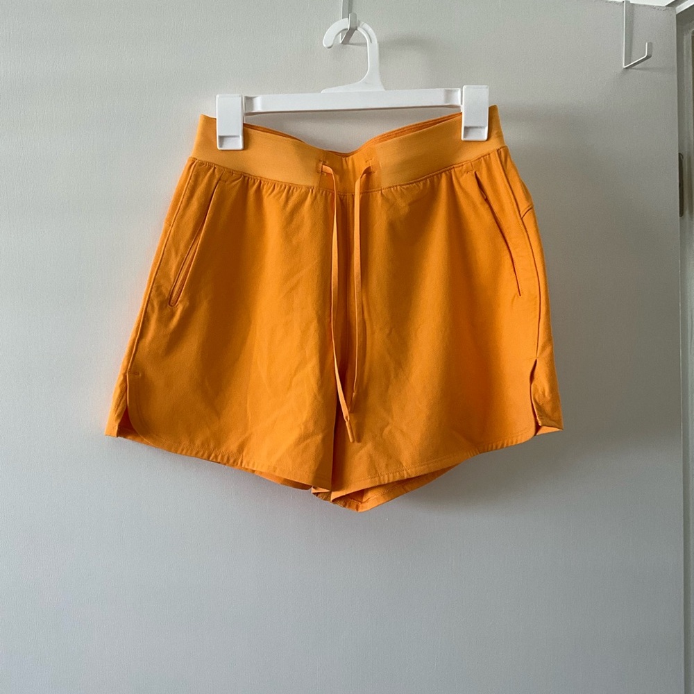 Lululemon license to train short women size 6. NWOT